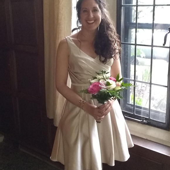 Elegant Cream Sleeveless Dress - Picture 2 of 11